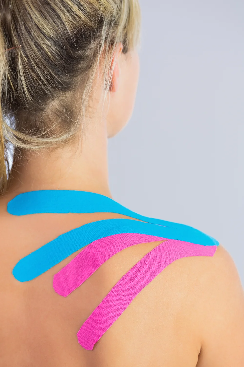Kinesio Taping an Schulter und Nacken zur Unterstützung der Beweglichkeit