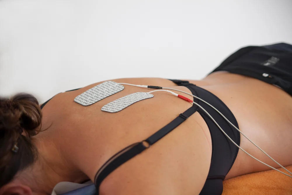 Elektrotherapie mit Elektroden zur Schmerzlinderung